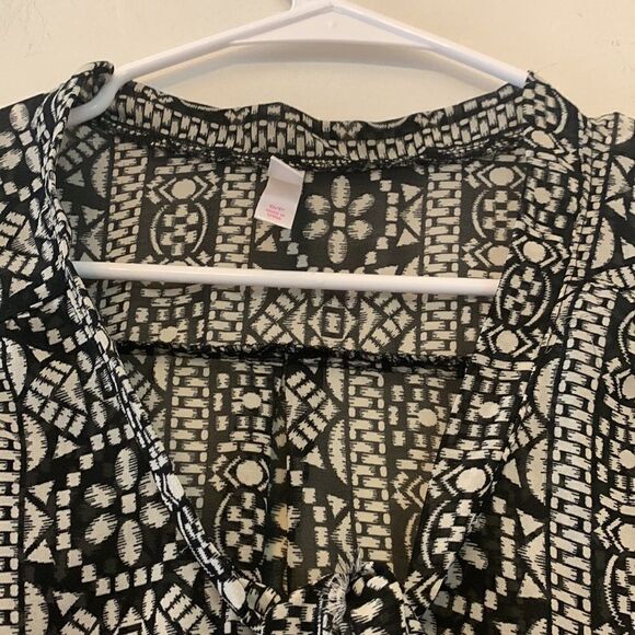 xhilaration black and white patterned sheer blouse Size S Length 24” Bust 19” - Picture 4 of 6